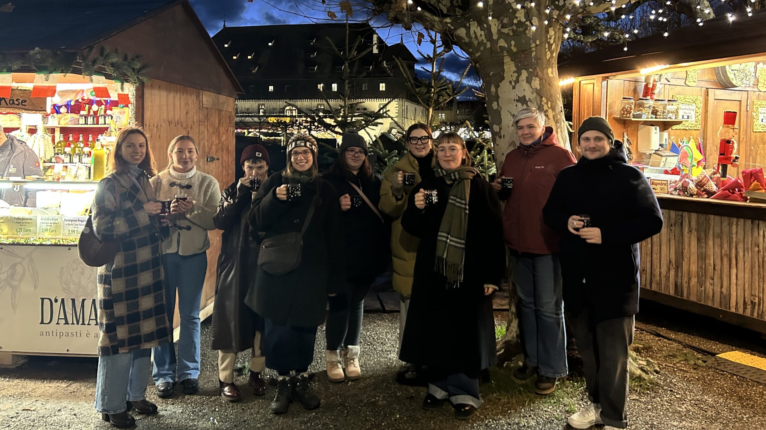 Ein Bild des Bummels durch den Weihnachtsmarkt der Gruppe KWS